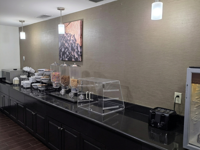 Food & Drinks 5, AUSTINBURG HOTEL by IHG, Ashtabula