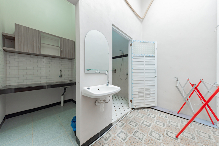 Bathroom 3, RedDoorz Plus @ Orange GH Diponogoro Palangkaraya, Palangkaraya