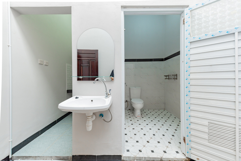 Bathroom 4, RedDoorz Plus @ Orange GH Diponogoro Palangkaraya, Palangkaraya