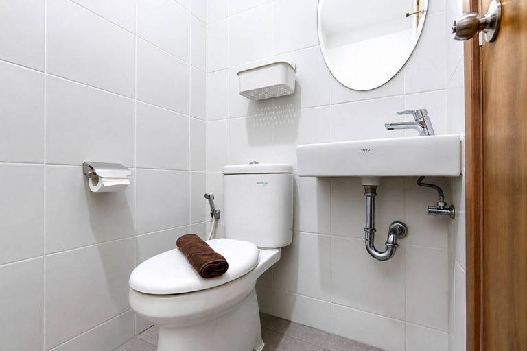 Bathroom 2, Studio Apartment at Cordova Edupartment Semarang By Travelio, Semarang