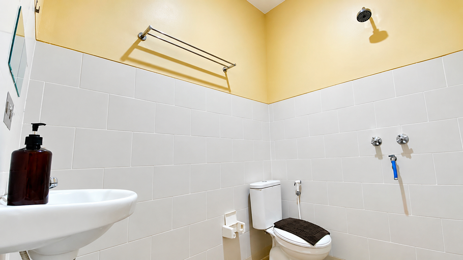 Bathroom 5, Hotel Larismanis Syariah, Semarang