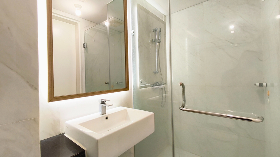 Bathroom 5, Modern Look Studio at Apartment The Vertu By Travelio, Surabaya