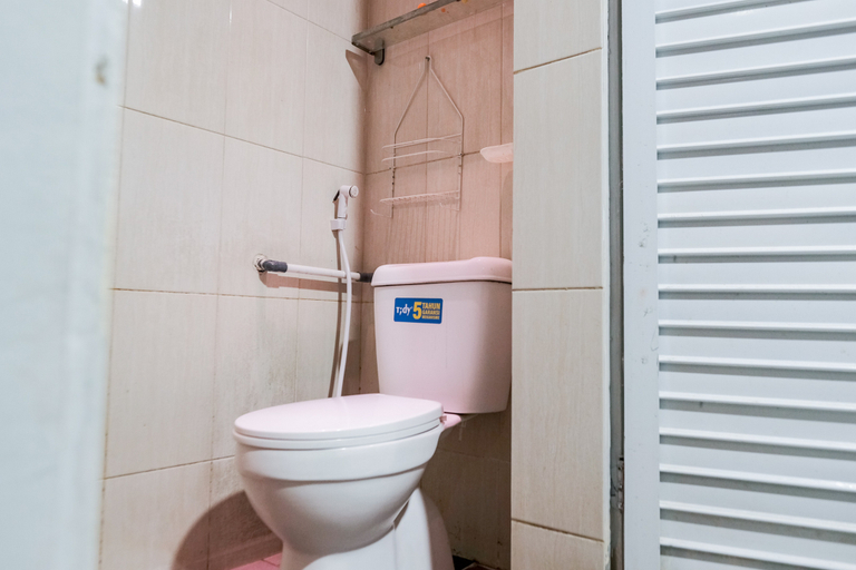 Bathroom 5, RedDoorz near Taman Hutan Kota, Medan