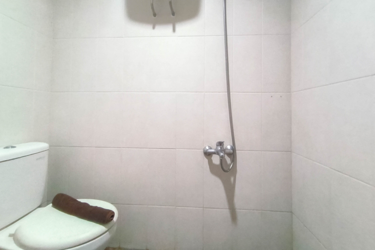 Bathroom 2, Comfy Studio Apartment Skyland City Jatinangor By Travelio, Sumedang
