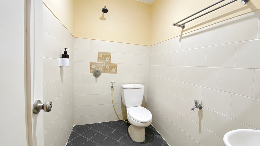 Bathroom 4, Hotel Larismanis Syariah, Semarang