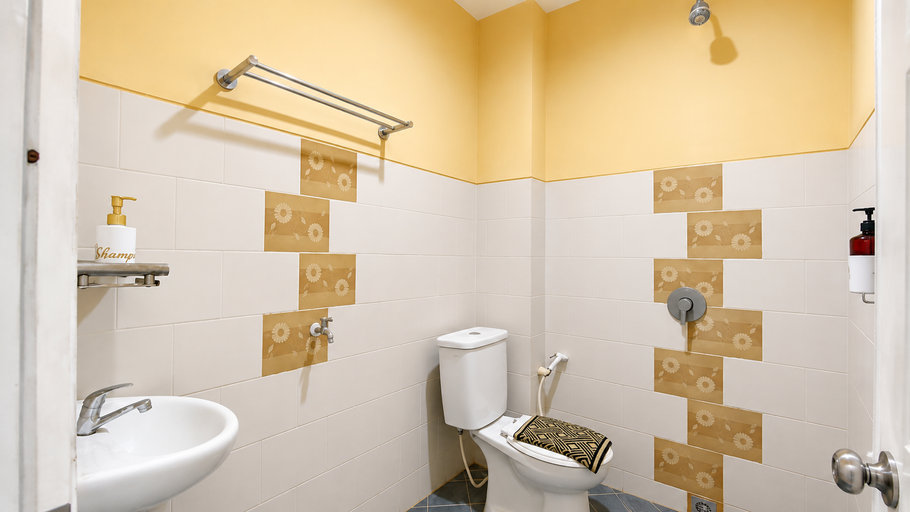 Bathroom 4, Hotel Larismanis Syariah, Semarang