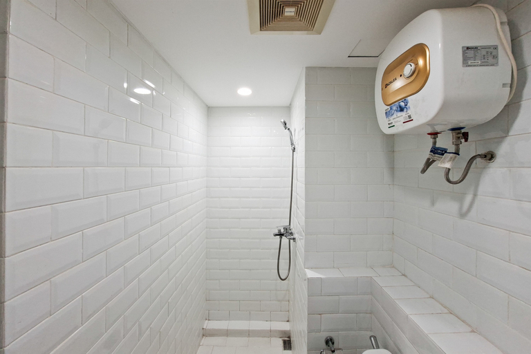 Bathroom 4, Compact Studio Loft Apartment Kingland Avenue By Travelio, Tangerang