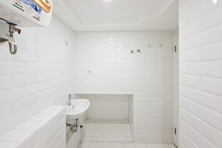 Bathroom 5, Compact Studio Loft Apartment Kingland Avenue By Travelio, Tangerang