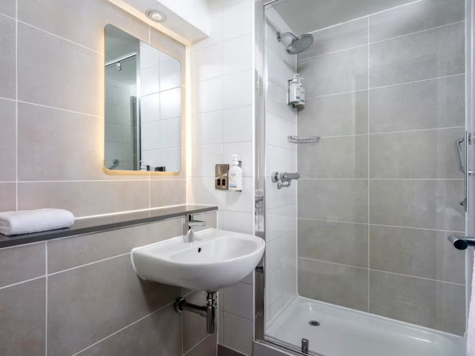 Bathroom 3, Garner Hotel WOLVERHAMPTON by IHG, Wolverhampton