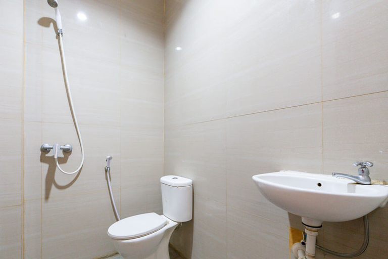 Bathroom 3, RedDoorz @ Raya Ngagel 2, Surabaya