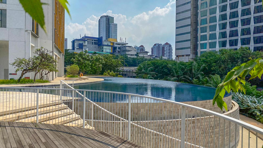 Swimming Pool 3, Serene 1BR with Sky View at Apartment Izzara By Travelio, Jakarta Selatan