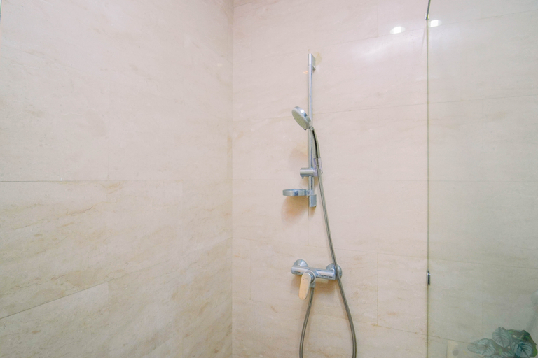 Bathroom 4, Spacious Airy 2BR at Apartment Menteng Park By Travelio, Central Jakarta