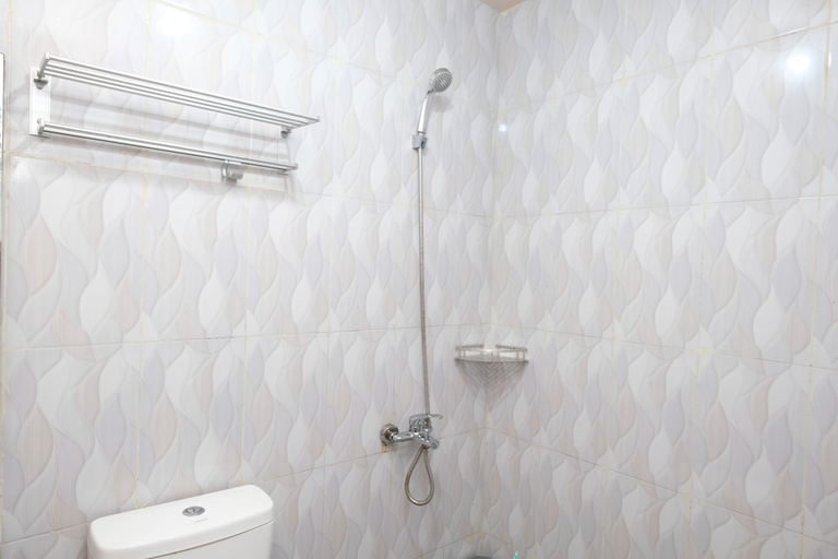 Bathroom 4, RedDoorz @ AVA Guesthouse Pucang Anom Timur, Surabaya