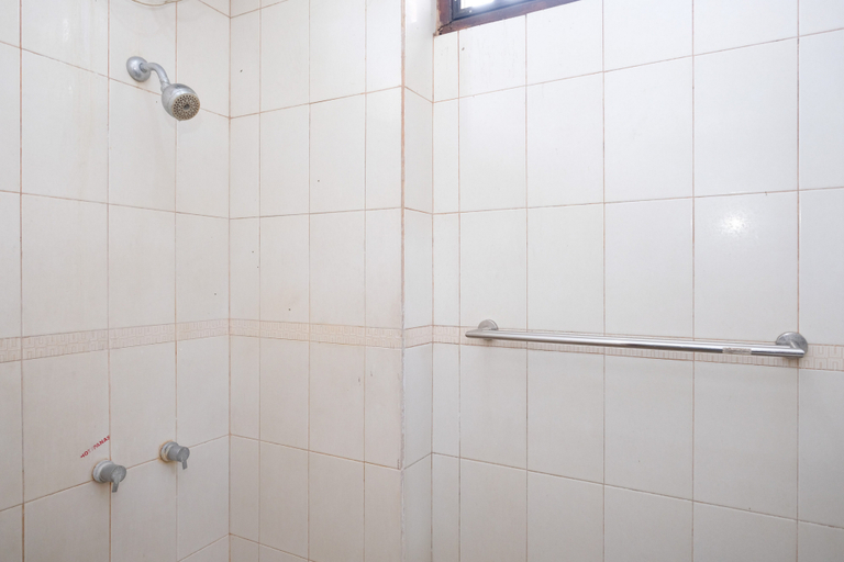 Bathroom 3, RedDoorz @ Hotel Dewata Indah Denpasar, Denpasar