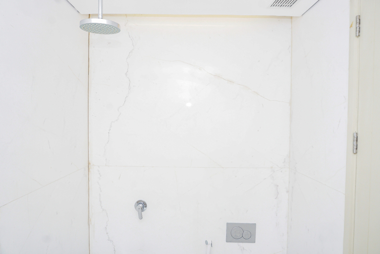 Bathroom 4, Serene 1BR with Sky View at Apartment Izzara By Travelio, Jakarta Selatan