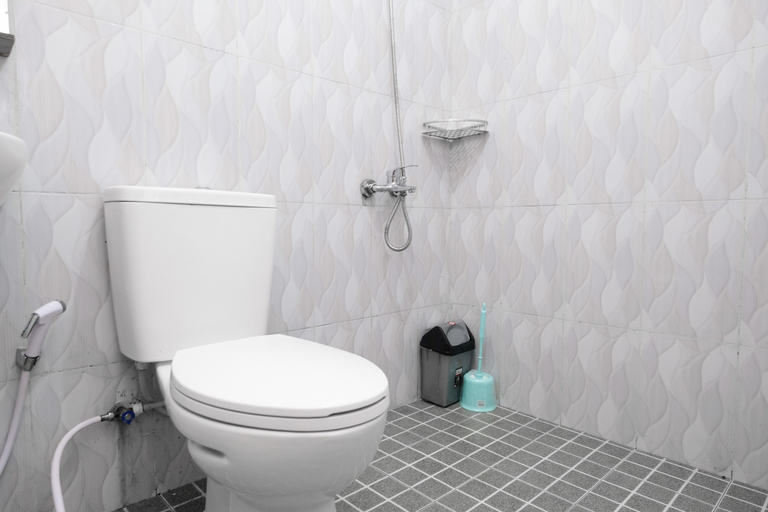 Bathroom 2, RedDoorz @ AVA Guesthouse Pucang Anom Timur, Surabaya