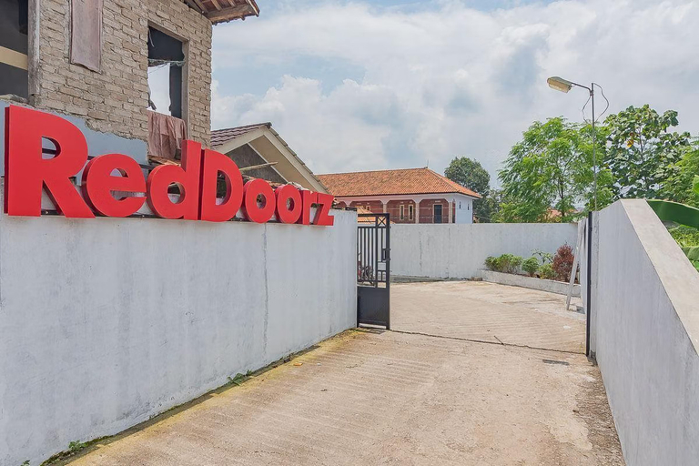 Exterior & Views, RedDoorz Syariah @ Tambak Mekar Street Subang, Subang