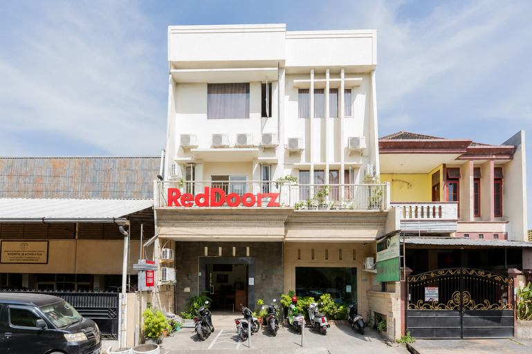 Exterior & Views 2, RedDoorz @ Raya Ngagel 2, Surabaya