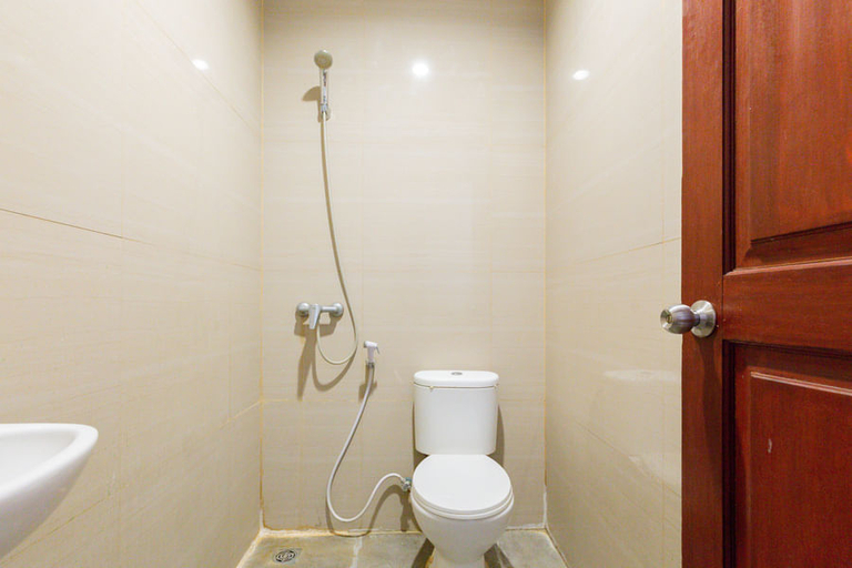 Bathroom 3, RedDoorz @ Raya Ngagel 2, Surabaya