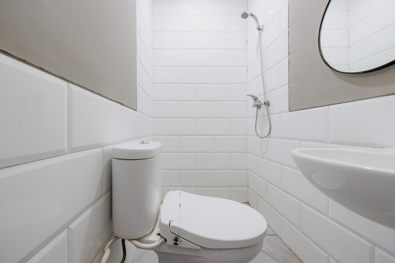 Bathroom 3, RedDoorz near Mangga Dua Mall, West Jakarta