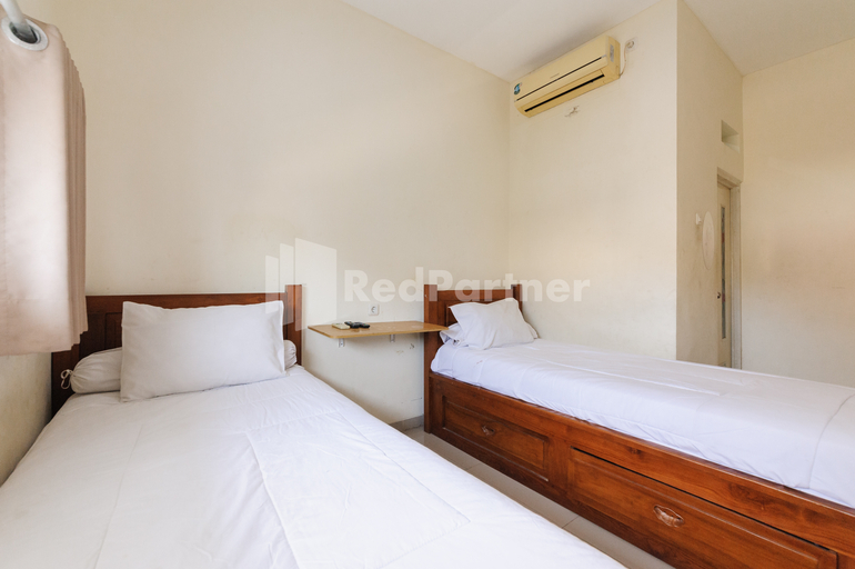 Bedroom 5, Nipa Guest House near Universitas Widyagama Mitra RedDoorz, Malang