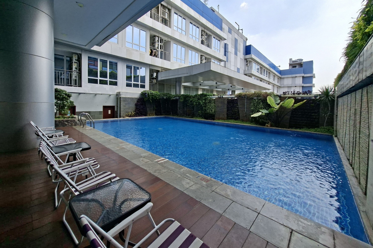 Swimming Pool 4, Warm Minimalist Studio at Apartment Harcosky Residence By Travelio, Jakarta Barat
