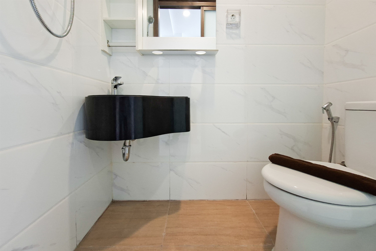 Bathroom 5, Neat and Cozy Studio at Apartment Sky House Alam Sutera By Travelio, Tangerang