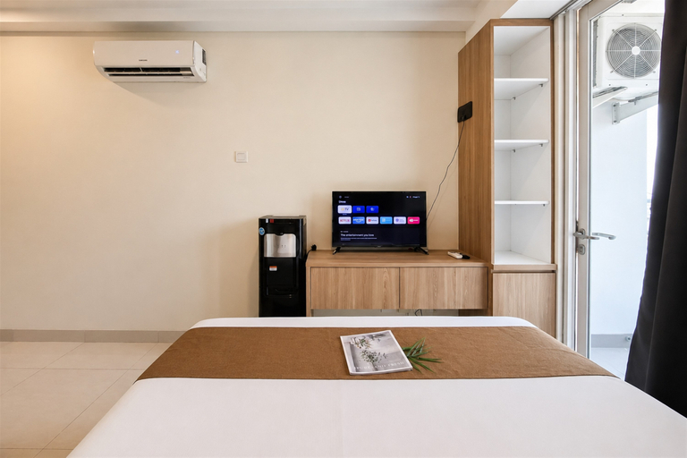 Bedroom 2, Warm Minimalist Studio at Apartment Harcosky Residence By Travelio, Jakarta Barat