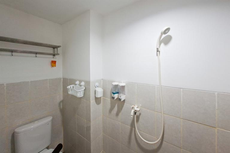 Bathroom 4, Nice Studio for 2 Pax at Urbantown Serpong Apartment By Travelio, Tangerang Selatan