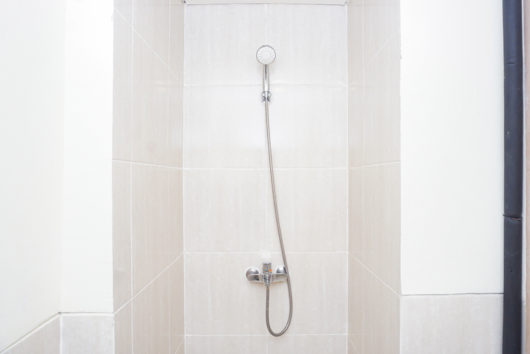 Bathroom 4, Cozy and Trendy Studio Apartment at Meikarta District 2 By Travelio, Cikarang