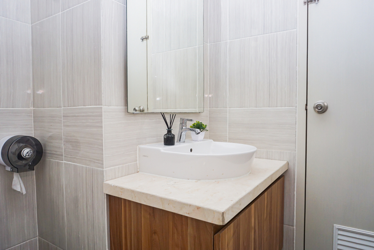 Bathroom 2, Trendy 2BR at Apartment Vasanta Innopark By Travelio, Cikarang