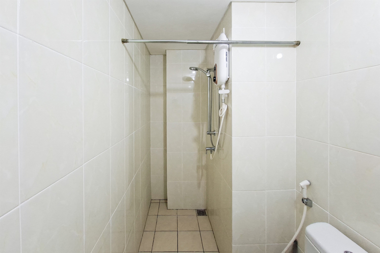 Bathroom 5, Clean and Cozy 2BR at Apartment M-Town Residence By Travelio, Tangerang