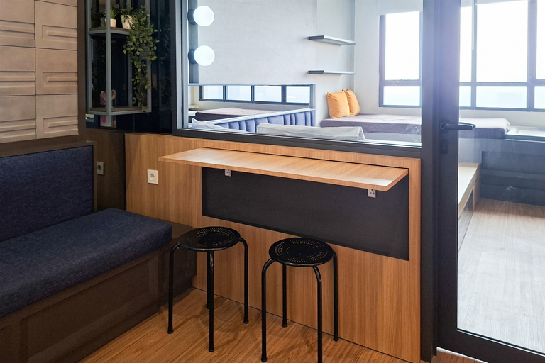Living Room 4, Fully Furnished 1BR at Apartment Collins Boulevard By Travelio, Tangerang