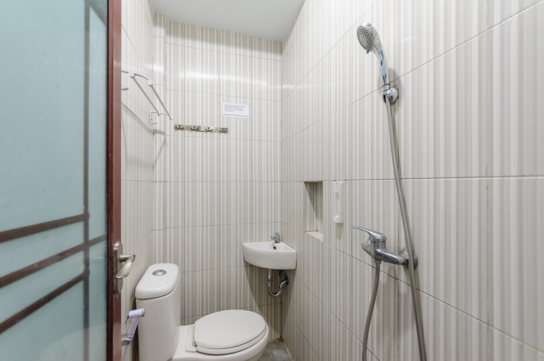 Bathroom 2, RedDoorz @ Best Hotel Jalan Dr. Sutomo Siantar, Pematangsiantar