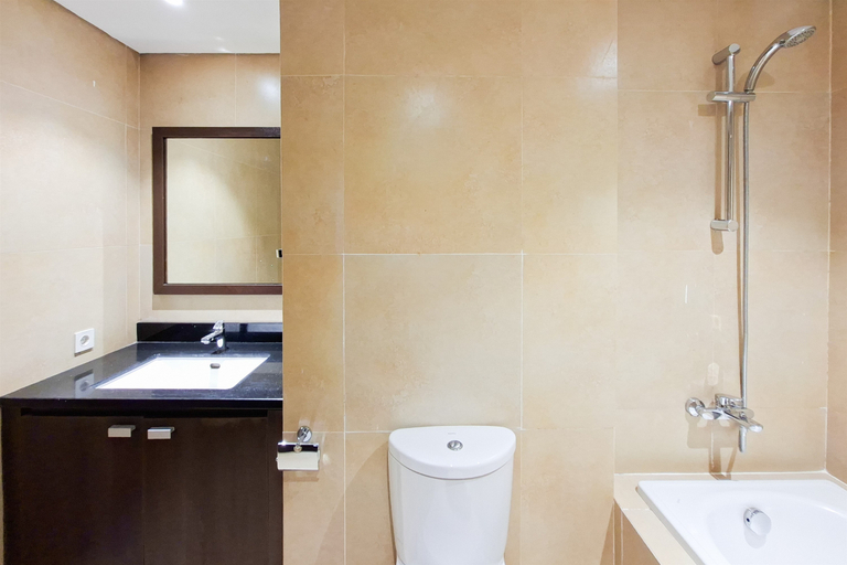 Bathroom 4, Warm Space 2BR at Apartment Branz BSD City By Travelio, Tangerang Selatan