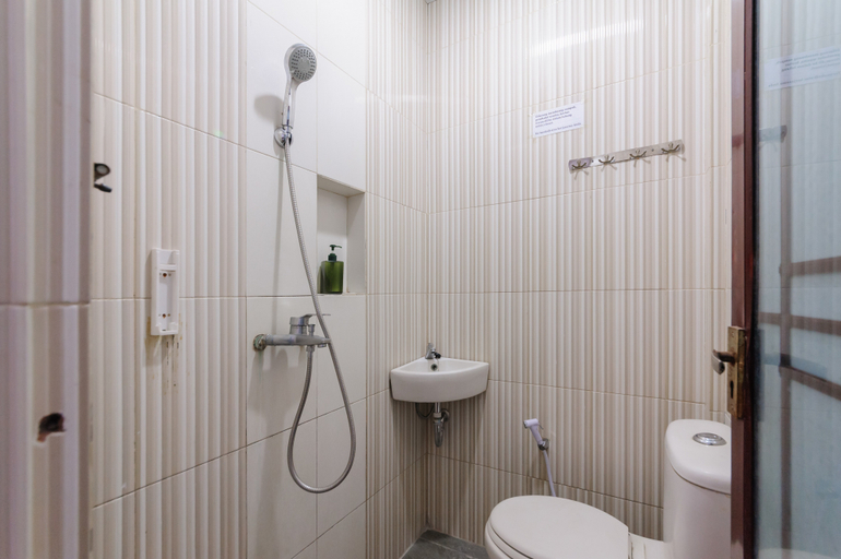 Bathroom 3, RedDoorz @ Best Hotel Jalan Dr. Sutomo Siantar, Pematangsiantar