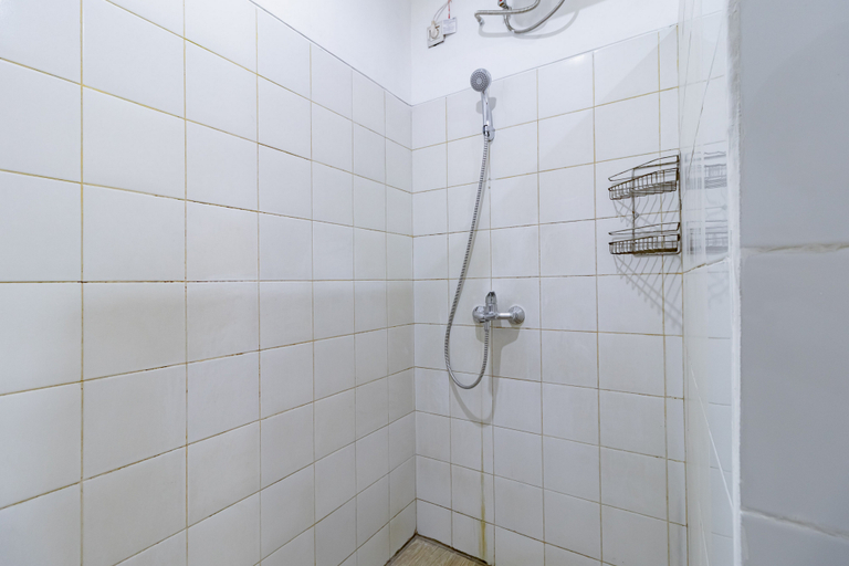 Bathroom 4, RedDoorz Plus near Cilandak Town Square 2, Jakarta Selatan