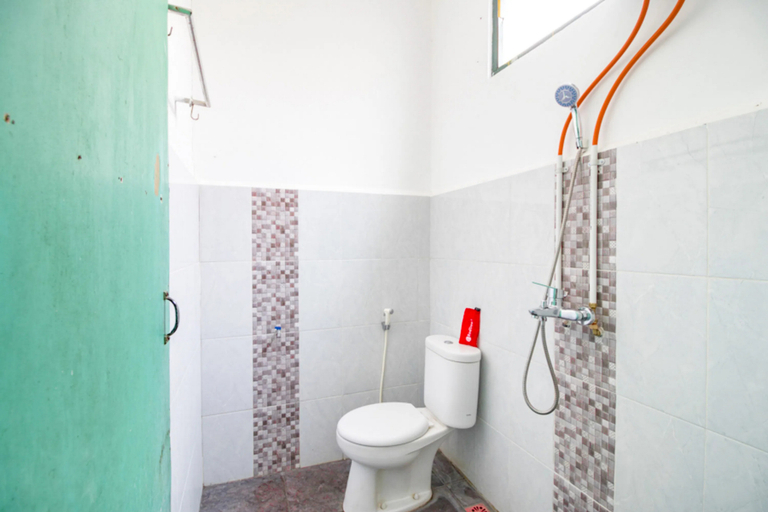 Bathroom 4, RedDoorz @ Sagan Jogja 2, Yogyakarta