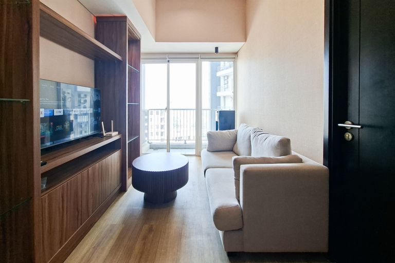 Living Room 3, Cozy Ambience 1BR at Casa de Parco Apartment By Travelio, Tangerang