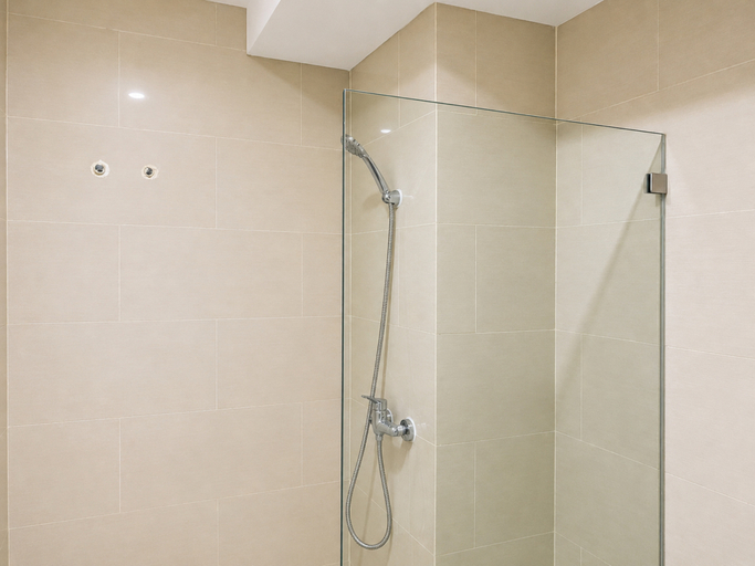 Bathroom 2, Light Filled 3BR at Apartment Daan Mogot City By Travelio, Jakarta Barat