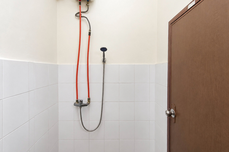 Bathroom 3, Classic Homey Studio Room at Apartment Gateway Ahmad Yani Cicadas By Travelio, Bandung