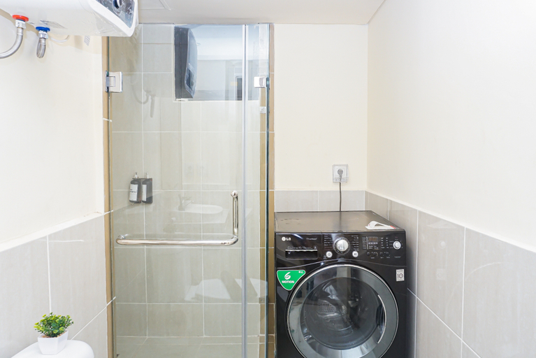 Bathroom 2, Serene 3BR with Working Room at Apartment Meikarta District 1 By Travelio, Cikarang