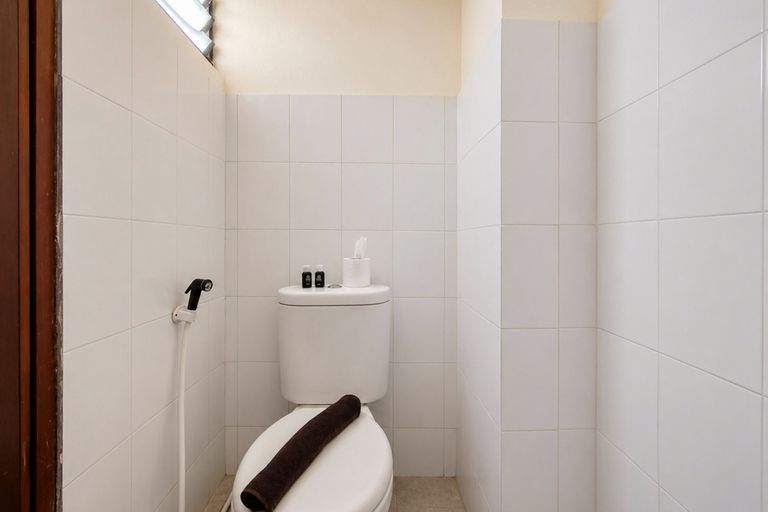 Bathroom 4, Classic Homey Studio Room at Apartment Gateway Ahmad Yani Cicadas By Travelio, Bandung