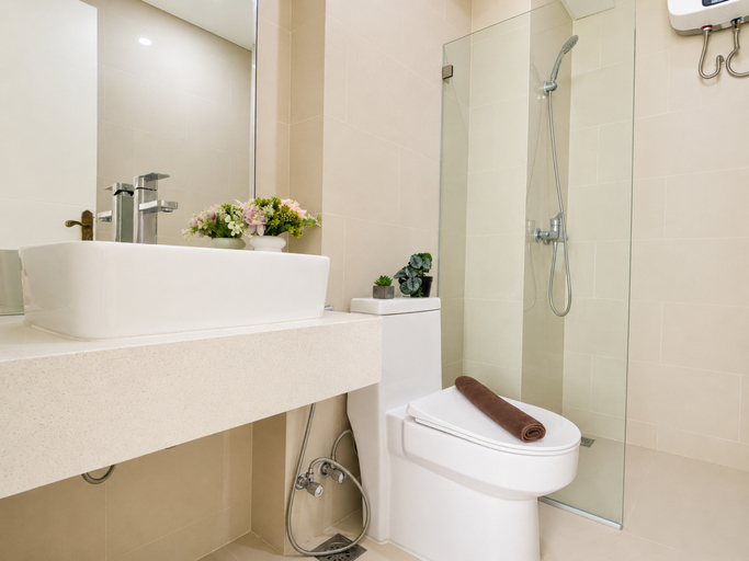 Bathroom 3, Light Filled 3BR at Apartment Daan Mogot City By Travelio, Jakarta Barat