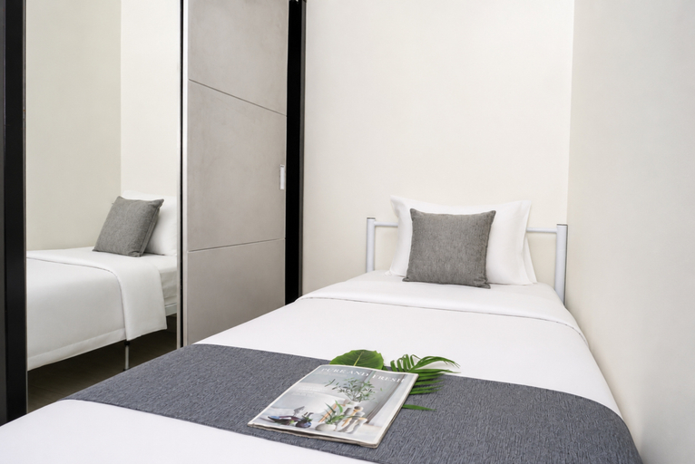 Bedroom 2, Spacious and Bright 3BR at Apartment Hillcrest House By Travelio, Tangerang