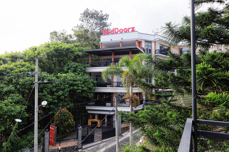 Exterior & Views 2, RedDoorz near Taman Rekreasi Selecta, Malang