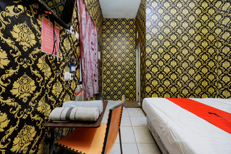 Bedroom 5, RedDoorz Plus near ITC Cempaka Mas 2, Jakarta Utara