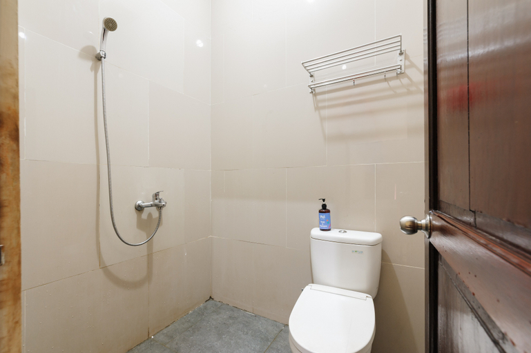 Bathroom, Sans Hotel AVA Palangkaraya by RedDoorz, Palangkaraya