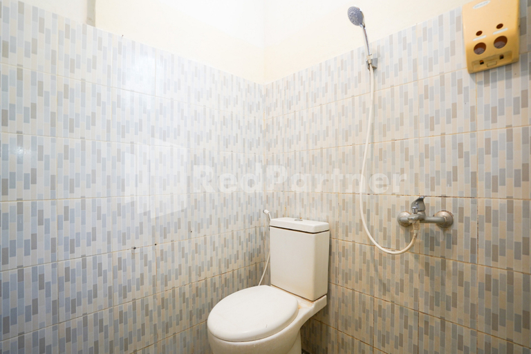 Bathroom 4, Nirvana Inn Seturan Yogyakarta Mitra RedDoorz, Sleman