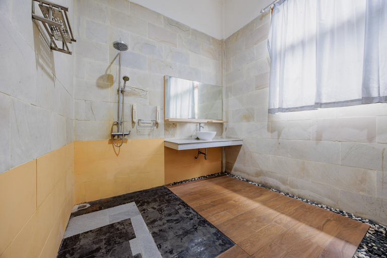 Bathroom 3, RedDoorz Premium near Stasiun Lenteng Agung, South Jakarta